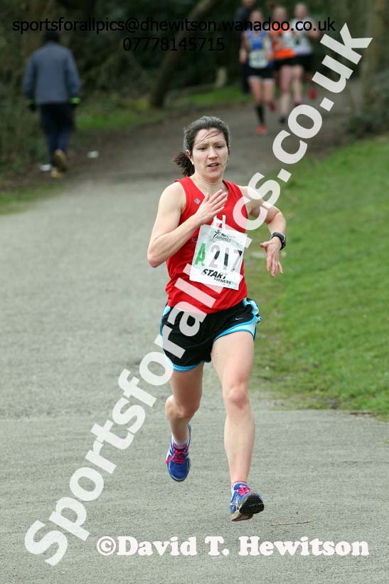 Julia Jagger (Hallamshire) 3rd on the first leg of the senior womens 6 stage relay, 2014 Northern 12 and 6 Stage Relays, Heaton Park, Manchester. Photo: David T. Hewitson/Sports for All Pics